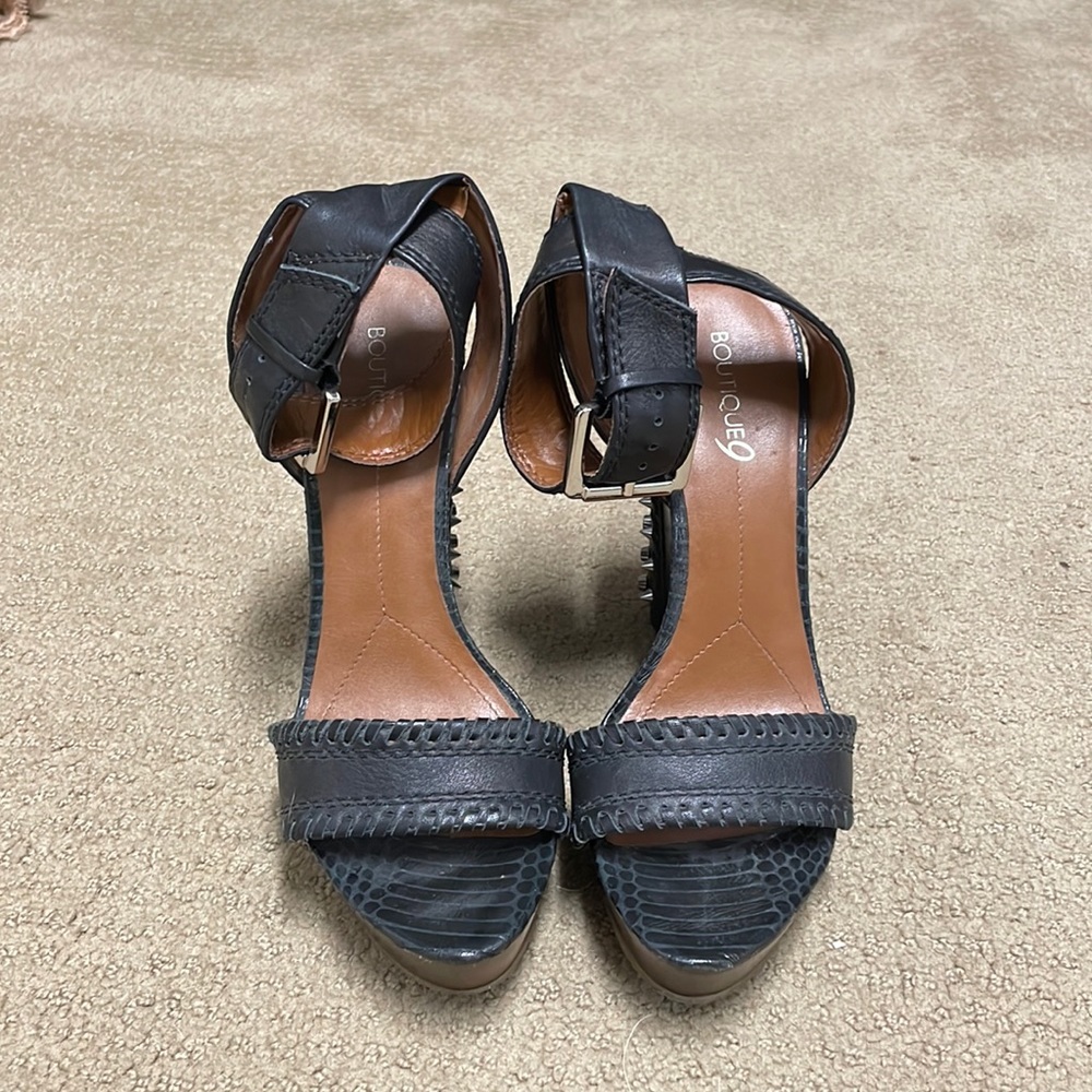 Boutique 9 Gwendolyn LEATHER Studded ANKLE STRAP Wedge Sandals Size 8 US